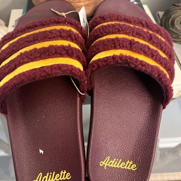 NWT women’s ADIDAS TEDDY
SLIDES ADILETTE WITH FAUX FUR UPPER. Size 7 - Picture 2 of 6